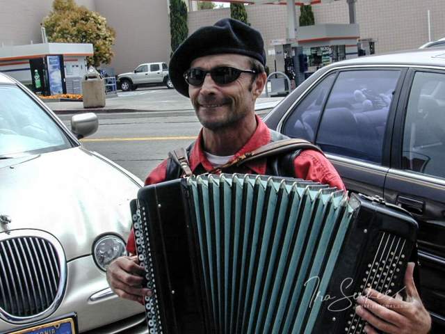 berkeley-ca-thousand-1000-oaks-neighborhood-people-alex-yaskin-russian-accordian