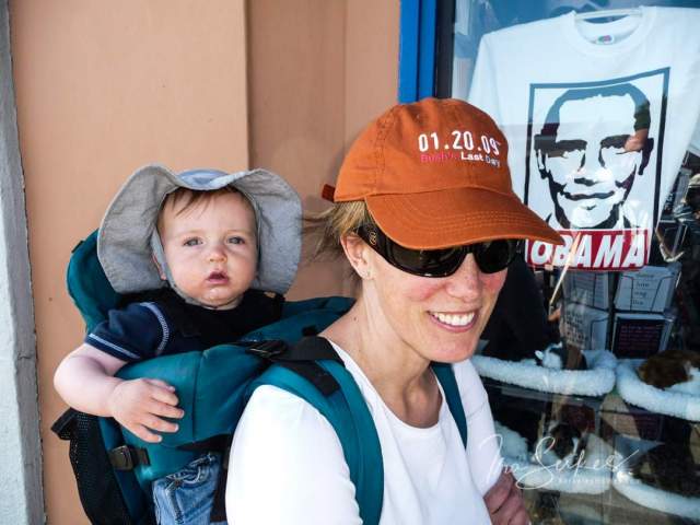 berkeley-ca-thousand-1000-oaks-neighborhood-people-mom-bush-hat-kid-fish-1