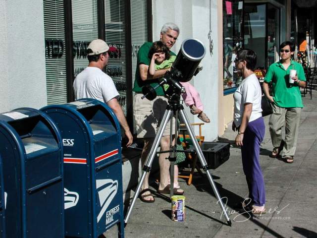 berkeley-ca-thousand-1000-oaks-neighborhood-people-telescope-2